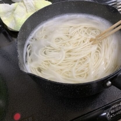 このあっついのにうどんゆで時間１２分、って、こっちが先に茹であがっちゃいますよねっ！おっかげ様サマっ！しかもぐらぐら言わないので焦らず他に集中できたよゴチソ様！